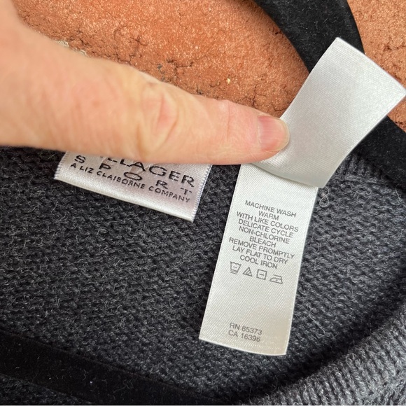 Geay button up Christmas cardigan. Size Medium - Picture 8 of 11